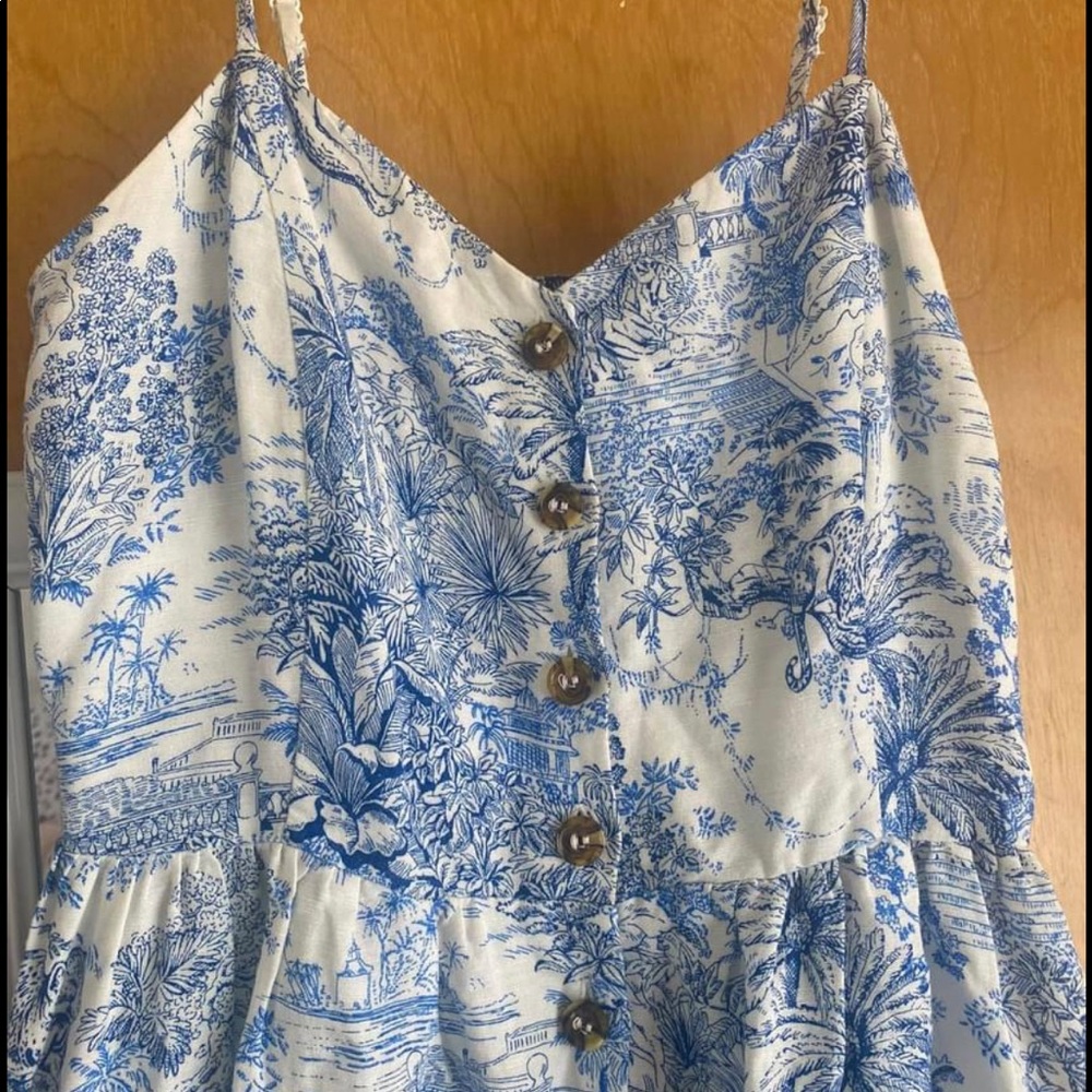 Midi dress & stretches from the back